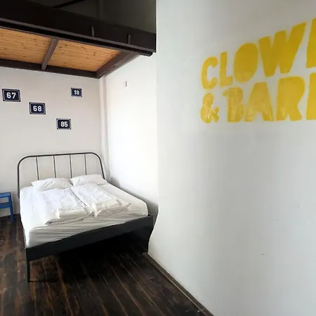 Clown&bard Hostel *